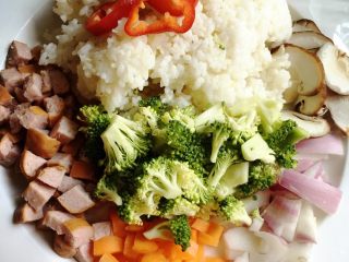 1、红肠洋葱暖心炒饭,米饭、配菜准备妥当。