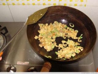 3、红肠洋葱暖心炒饭,烧热锅里放入一勺半橄榄油，油热后放入鸡蛋和所有配菜，三分熟时放入米饭混炒。炒饭的要点在于颠锅和不停翻炒，使所有的配菜与米饭混炒均匀。（没拍图，百度借用了一张）