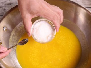 12、粗粮金汤明虾粥,调和后的混合粥，成金黄色，我们用的是日本南瓜，颜色更好，加入适量的糖调匀。