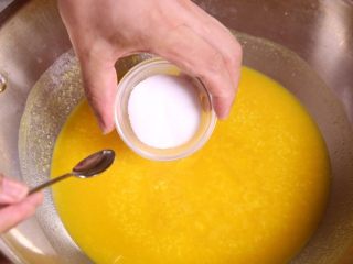 13、粗粮金汤明虾粥,再加入适量的盐。