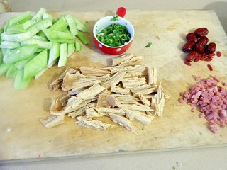 3、一鸡两吃之一汤一菜,处理食材，丝瓜，腐竹切块。腐竹需泡发，切了泡也行，泡了再切也行。