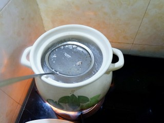 5、一鸡两吃之一汤一菜,这一步很关键，一定要做。乖乖守在锅旁边把浮沫撇干净，不然汤会腥。对的，没错，鸡没有焯水直接煲。因为这只鸡嫩，如果焯水再煲就不够香了。