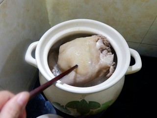 10、一鸡两吃之一汤一菜,看着点时间，基本上碗汁儿做好了鸡也差不多了，用筷子一戳能戳透就赶紧捞出来吧。