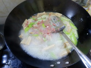 16、一鸡两吃之一汤一菜,滚开以后把火腿丁扔进去，放盐调味儿，出锅。丝瓜嫩，易熟。