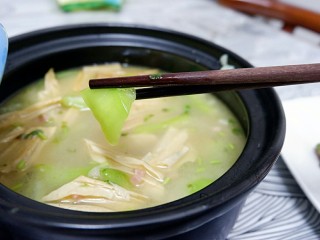 18、一鸡两吃之一汤一菜,阿姨种的丝瓜，特别滑嫩，重点给个特写。丝瓜汤也特别鲜甜爽口。