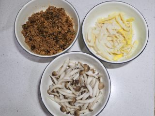2、蟹味菇春笋肉酱意面,同时，在一个炖锅或汤锅里，加水和少量盐烧开，春笋切丝，蟹味菇去蒂剥散，烫至断生捞起备用。