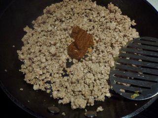 3、蟹味菇春笋肉酱意面,在一个炒锅中倒入橄榄油，用中高火热油，炒肉末，翻炒均匀，直到肉末变色，加入豆酱炒熟煸香。