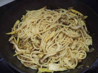 5、蟹味菇春笋肉酱意面,意面和少量水加入炒锅里，和辅料一起轻轻翻炒，可倒入少量酱油调味上色，直到意面均匀的裹上辅料。