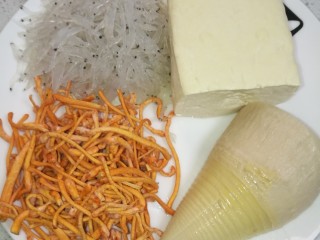 1、菜谱#虫草花银鱼豆腐羹#(创建于4/12~2017),食料:虫草花、银鱼、豆腐、冬笋。