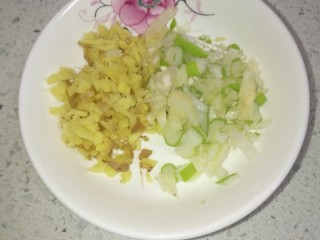 2、菜谱#虫草花银鱼豆腐羹#(创建于4/12~2017),葱米和姜米。