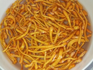 3、菜谱#虫草花银鱼豆腐羹#(创建于4/12~2017),虫草花拣净并浸泡30分钟。