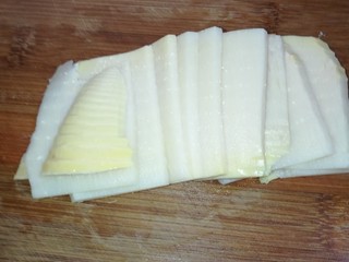 4、菜谱#虫草花银鱼豆腐羹#(创建于4/12~2017),经焯水后的冬笋，先切成薄片。