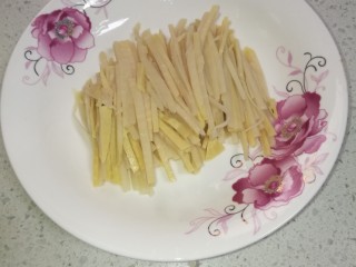 5、菜谱#虫草花银鱼豆腐羹#(创建于4/12~2017),再把冬笋切成丝。