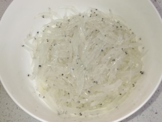6、菜谱#虫草花银鱼豆腐羹#(创建于4/12~2017),银鱼洗净，滤干水份，加入料酒(银鱼一般不腥)，少许盐进行腌制20分钟。