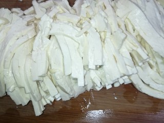 7、菜谱#虫草花银鱼豆腐羹#(创建于4/12~2017),豆腐切成丝。