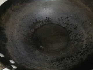 8、菜谱#虫草花银鱼豆腐羹#(创建于4/12~2017),起锅注油。