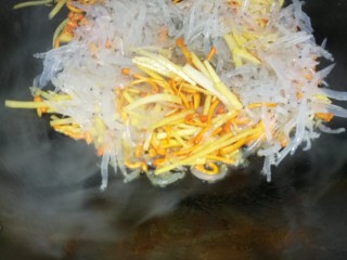 11、菜谱#虫草花银鱼豆腐羹#(创建于4/12~2017),再倒入腌制过的银鱼，继续进行煸炒。