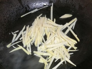 9、菜谱#虫草花银鱼豆腐羹#(创建于4/12~2017),中小火煸炒冬笋丝，进行煸炒片刻。