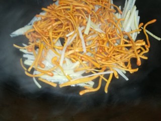 10、菜谱#虫草花银鱼豆腐羹#(创建于4/12~2017),倒入虫草花，再进行翻炒片刻。