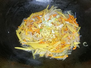 12、菜谱#虫草花银鱼豆腐羹#(创建于4/12~2017),加入葱、姜、料酒。