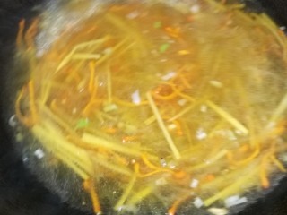 13、菜谱#虫草花银鱼豆腐羹#(创建于4/12~2017),加入适量的天然好水。