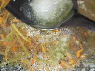 14、菜谱#虫草花银鱼豆腐羹#(创建于4/12~2017),进行调味:盐、味精、鸡精、胡椒粉。