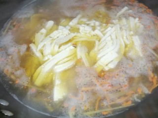 15、菜谱#虫草花银鱼豆腐羹#(创建于4/12~2017),再加切好的豆腐丝，烧煮10分钟。