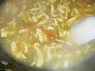 16、菜谱#虫草花银鱼豆腐羹#(创建于4/12~2017),然后进行勾芡，分三次进行。