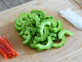 1、凉拌苦瓜,苦瓜洗净，去囊，切片，红椒切丝，圆葱切丝备用