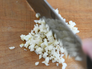 2、凉拌苦瓜,蒜切末备用