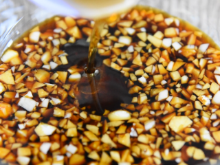 3、凉拌苦瓜,碗中倒入蒜 10g、盐 2g、生抽 15g、醋 10g、香油 5g、糖 4g，拌匀