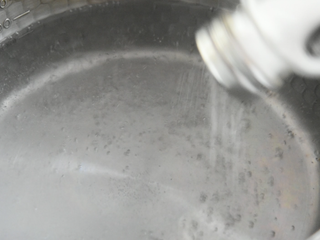 4、凉拌苦瓜,沸水中倒入2g盐