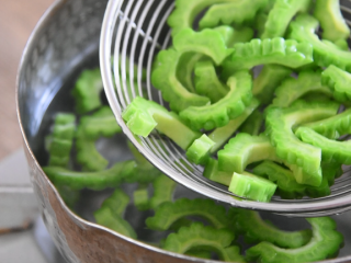 5、凉拌苦瓜,将苦瓜汆熟，捞出备用