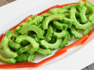 6、凉拌苦瓜,摆盘