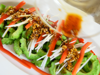 8、凉拌苦瓜,淋上调料汁