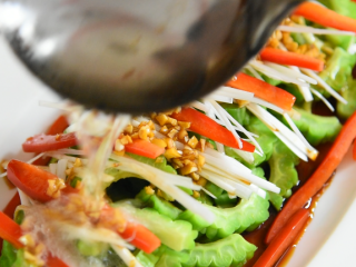 9、凉拌苦瓜,再淋一勺热油