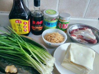1、虾皮猪肉馄饨,准备好所需食材，买的馄饨皮，猪肉、老姜、小香葱洗净。