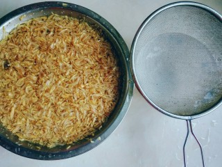 2、虾皮猪肉馄饨,小虾皮放盆中，加水清洗两遍，用漏勺捞出，用一张厨房纸压在虾皮上，吸一下水份。