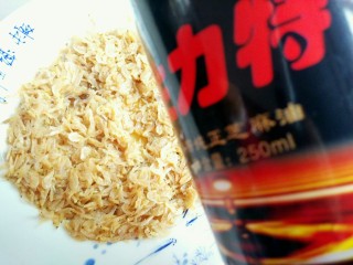 3、虾皮猪肉馄饨,将虾皮放盘中，倒入8克香油拌匀后铺平。