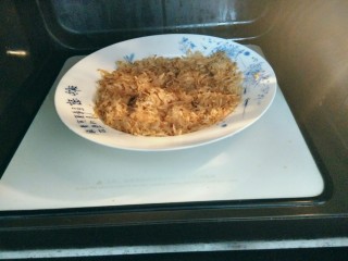 4、虾皮猪肉馄饨,将虾皮盘放入微波炉中，用微波加热3分钟。