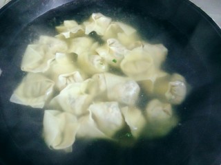 12、虾皮猪肉馄饨,大火继续烧水，盖上盖子。