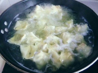 13、虾皮猪肉馄饨,待水开，馄饨浮起，打开锅盖，继续煮2分钟。