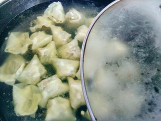 14、虾皮猪肉馄饨,倒入一小碗冷水，盖上盖子，继续大火烧开。