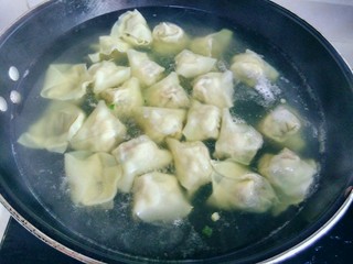 16、虾皮猪肉馄饨,再次加入一小碗冷水，不用再盖锅盖。