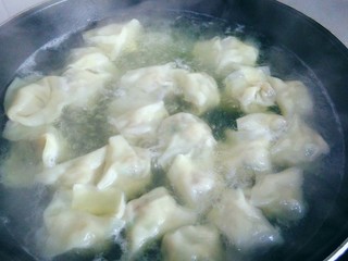 17、虾皮猪肉馄饨,待再次开锅，馄饨就好了。