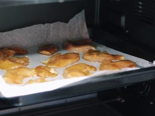 5、烤鸡胸（上校鸡块味）,烤盘直接放入烤箱中层，无需预热。