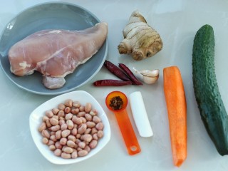 1、宫爆鸡丁,准备好所需食材