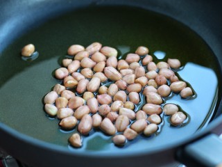 2、宫爆鸡丁,冷锅冷油放入花生米小火炸制