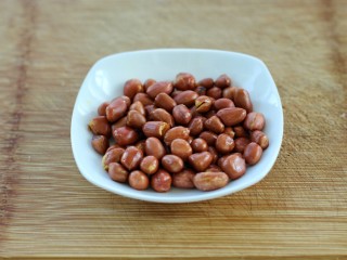 3、宫爆鸡丁,待花生米表面稍微变色时捞出晾凉备用