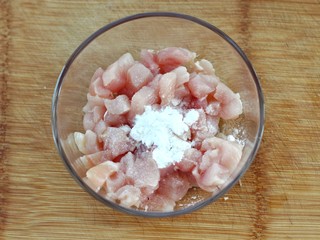 5、宫爆鸡丁,加入两汤匙料酒、适量盐和淀粉